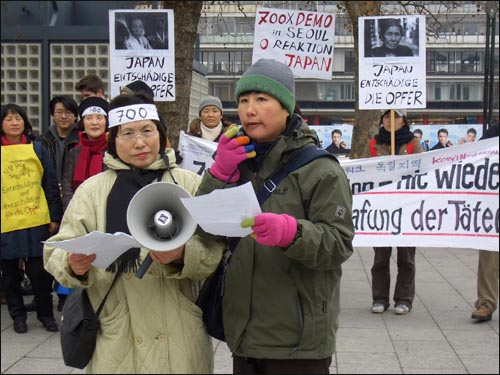 재독평화여성회 한정로 대표, 베를린 일본여성회 기오미 대표가 행사의 시작을 알리고 있다. 